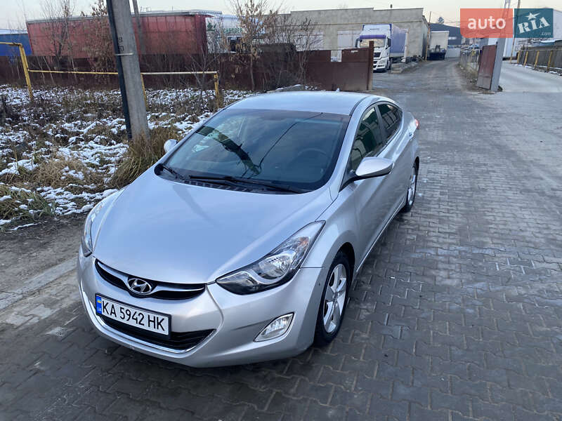 Седан Hyundai Elantra 2013 в Черновцах