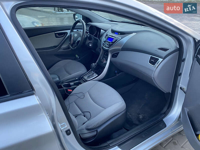 Седан Hyundai Elantra 2013 в Черновцах