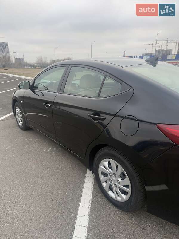 Седан Hyundai Elantra 2017 в Киеве