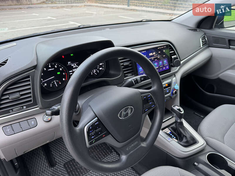 Седан Hyundai Elantra 2018 в Киеве