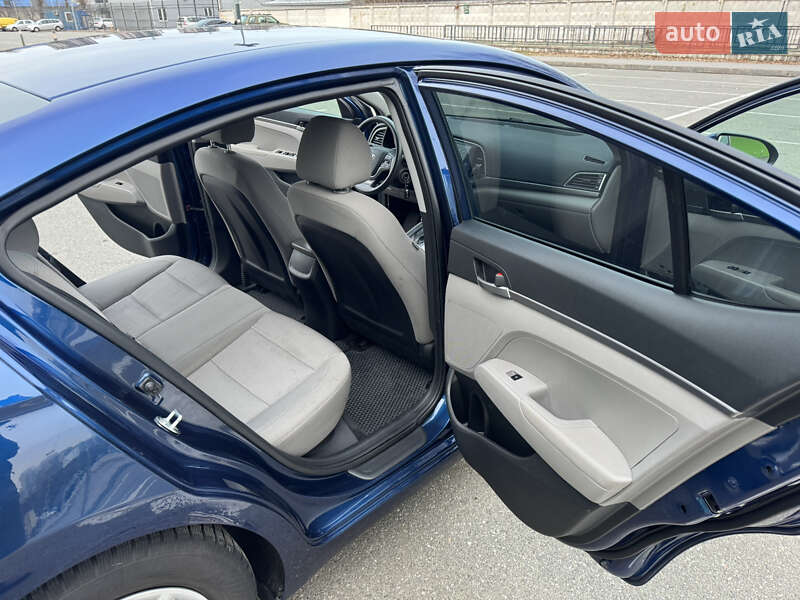 Седан Hyundai Elantra 2018 в Киеве