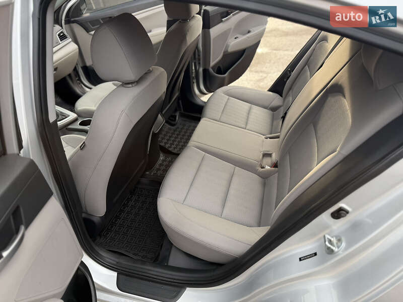 Седан Hyundai Elantra 2016 в Чернігові