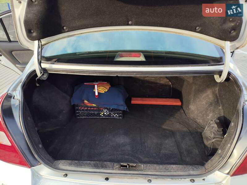 Седан Hyundai Elantra 2002 в Нововолынске