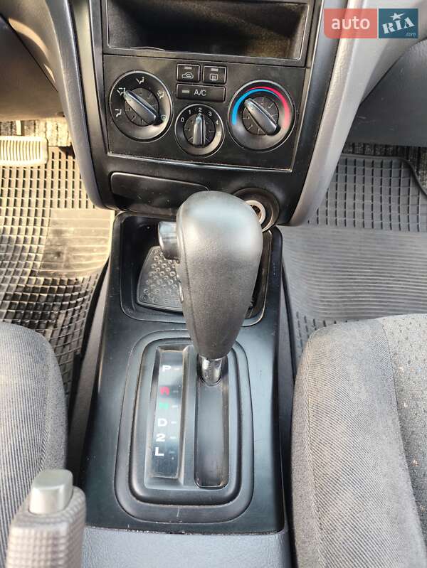 Седан Hyundai Elantra 2002 в Нововолынске