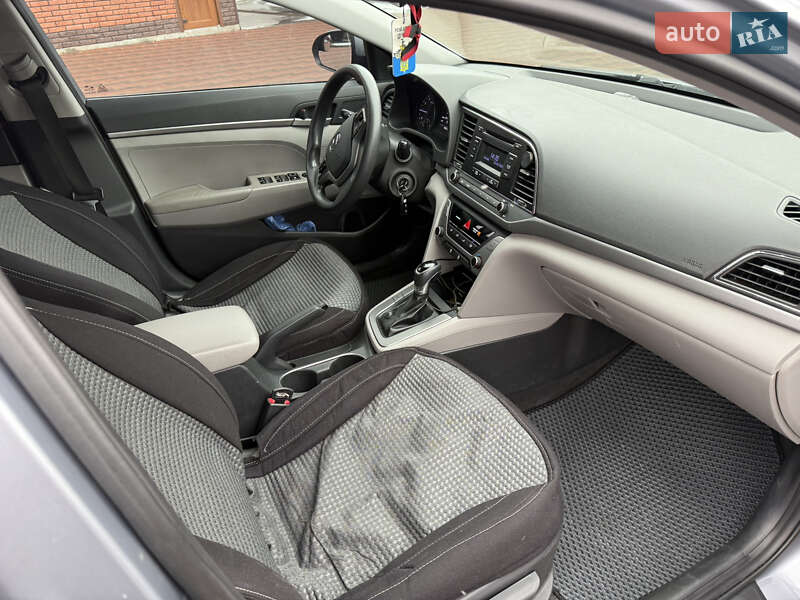 Седан Hyundai Elantra 2017 в Киеве