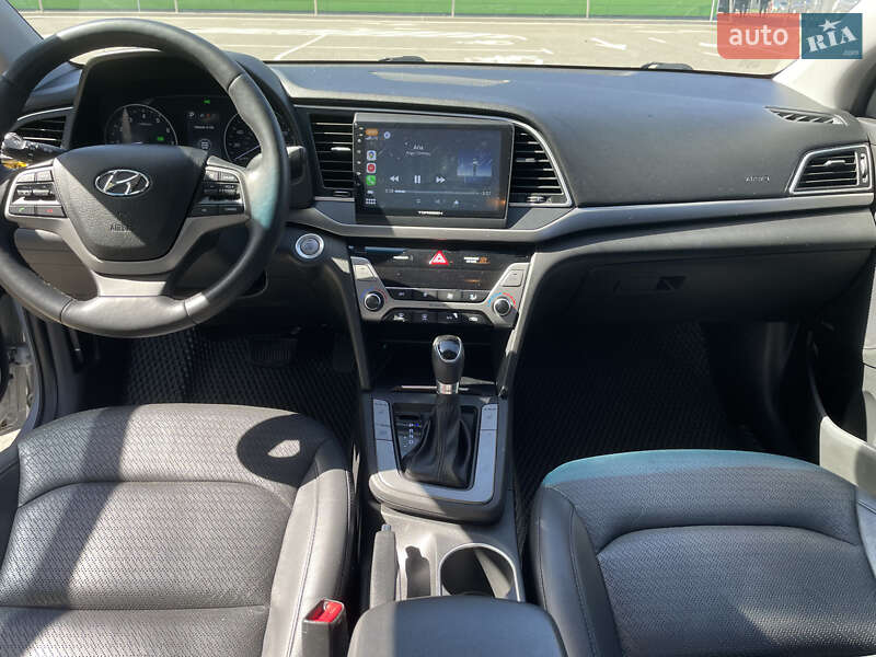 Седан Hyundai Elantra 2016 в Киеве