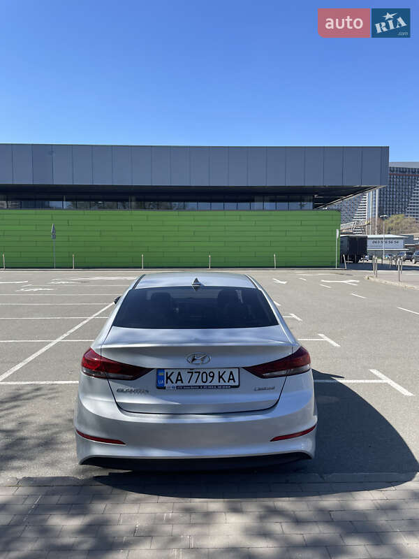 Седан Hyundai Elantra 2016 в Киеве