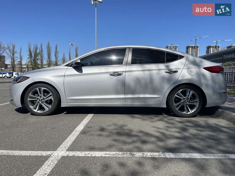 Седан Hyundai Elantra 2016 в Киеве