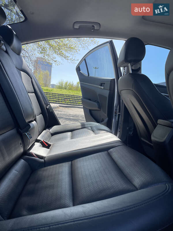 Седан Hyundai Elantra 2016 в Киеве