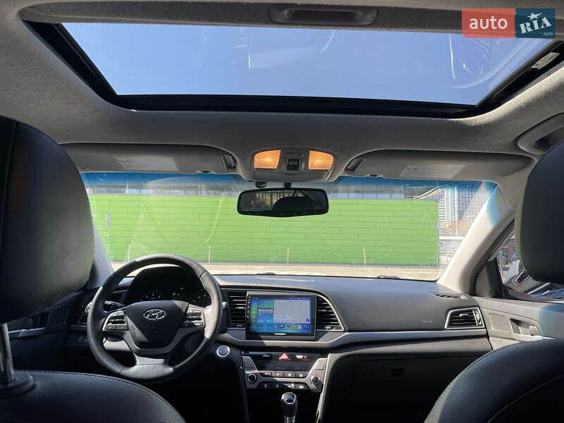 Седан Hyundai Elantra 2016 в Киеве