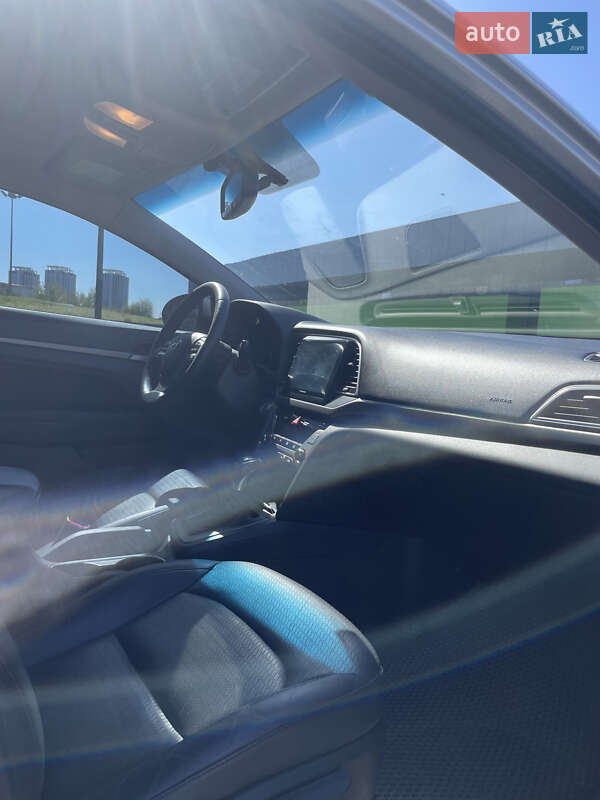 Седан Hyundai Elantra 2016 в Киеве