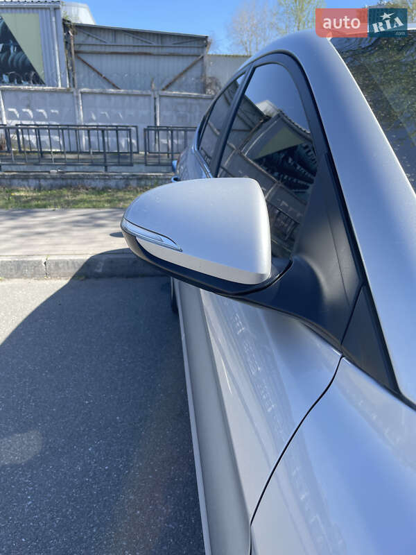 Седан Hyundai Elantra 2016 в Киеве