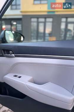 Седан Hyundai Elantra 2016 в 