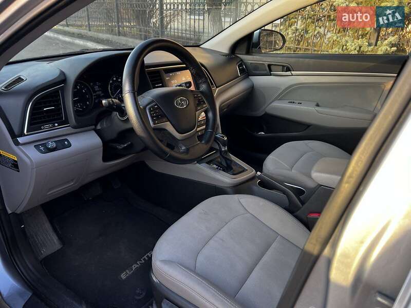 Седан Hyundai Elantra 2016 в Києві
