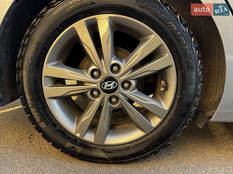 Седан Hyundai Elantra 2016 в Києві