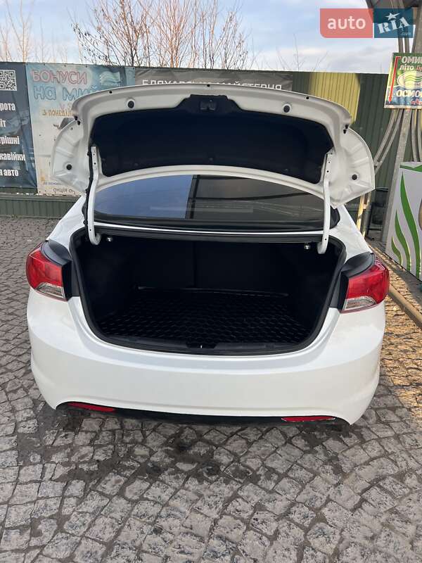 Седан Hyundai Elantra 2013 в Львове