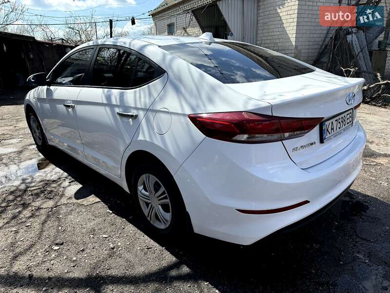 Седан Hyundai Elantra 2016 в Києві