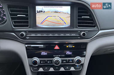 Седан Hyundai Elantra 2019 в 