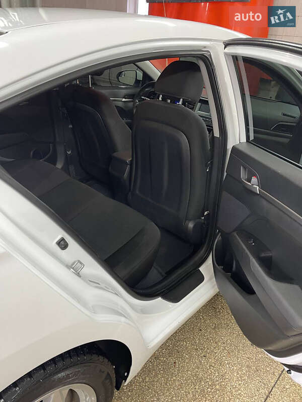 Седан Hyundai Elantra 2018 в 