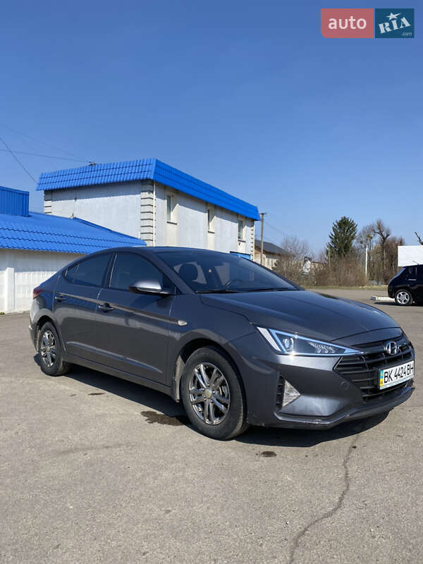 Седан Hyundai Elantra 2019 в Радивилове