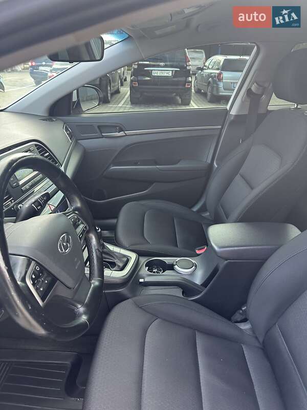 Седан Hyundai Elantra 2017 в Староконстантинове