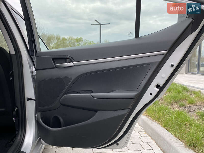 Седан Hyundai Elantra 2018 в Львові