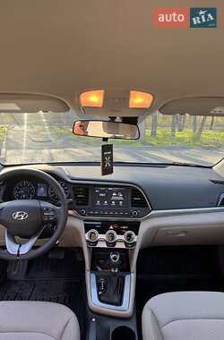 Седан Hyundai Elantra 2018 в 