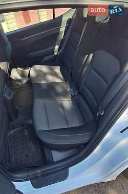 Седан Hyundai Elantra 2018 в 