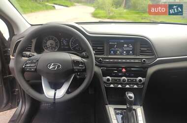 Седан Hyundai Elantra 2019 в 