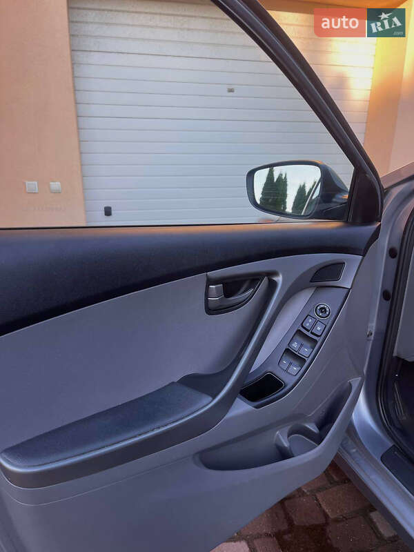 Седан Hyundai Elantra 2015 в Ровно