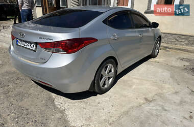 Седан Hyundai Elantra 2012 в Шпикове