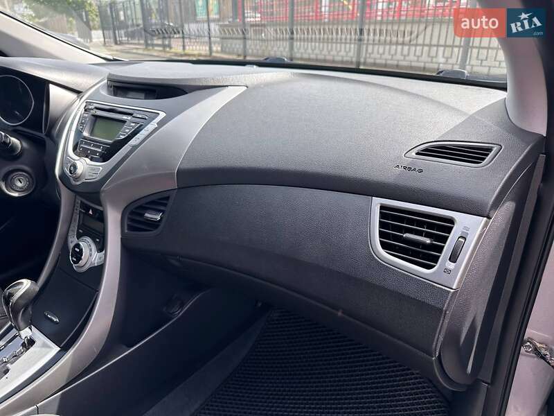 Седан Hyundai Elantra 2012 в Києві