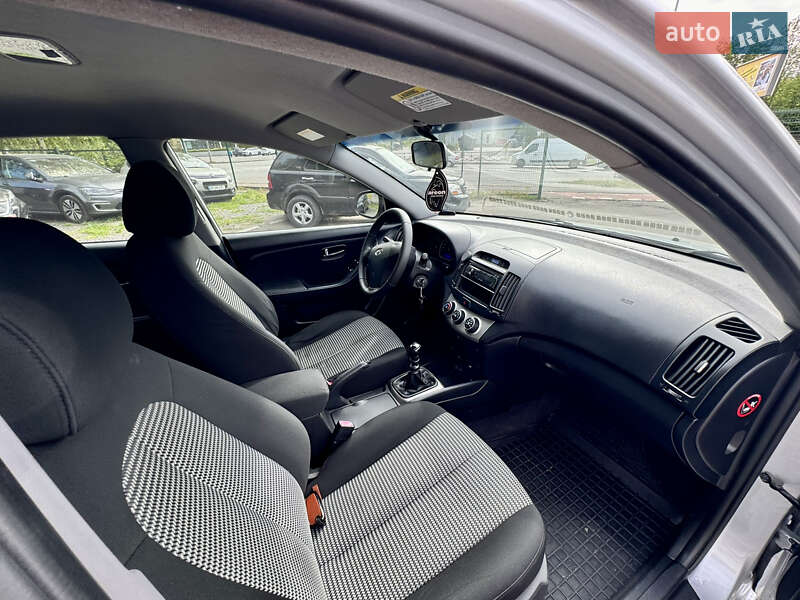 Седан Hyundai Elantra 2011 в Виннице