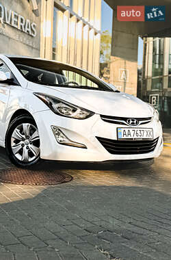 Седан Hyundai Elantra 2015 в Киеве