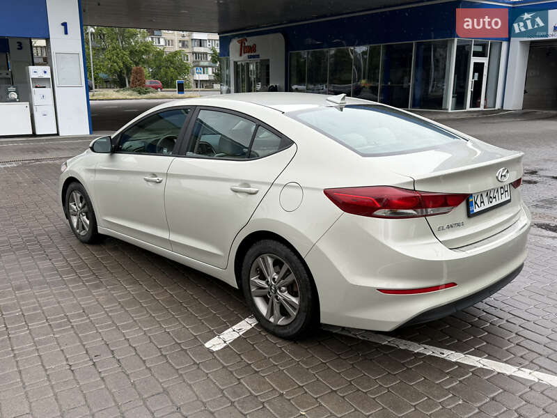 Седан Hyundai Elantra 2018 в Киеве