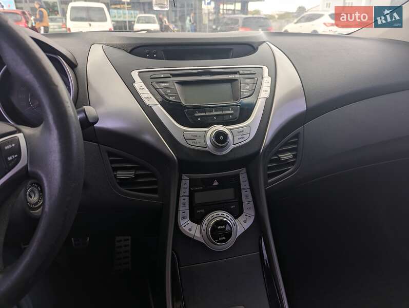 Седан Hyundai Elantra 2012 в Киеве