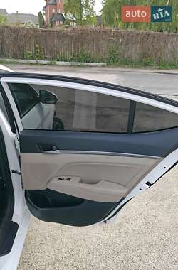 Седан Hyundai Elantra 2016 в 