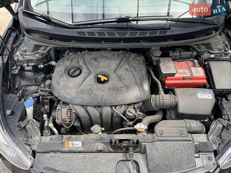Седан Hyundai Elantra 2013 в Києві