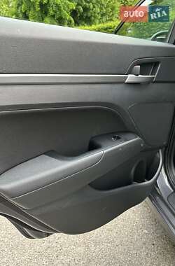 Седан Hyundai Elantra 2019 в 