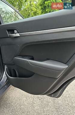 Седан Hyundai Elantra 2019 в 