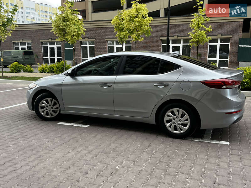 Седан Hyundai Elantra 2016 в Києві