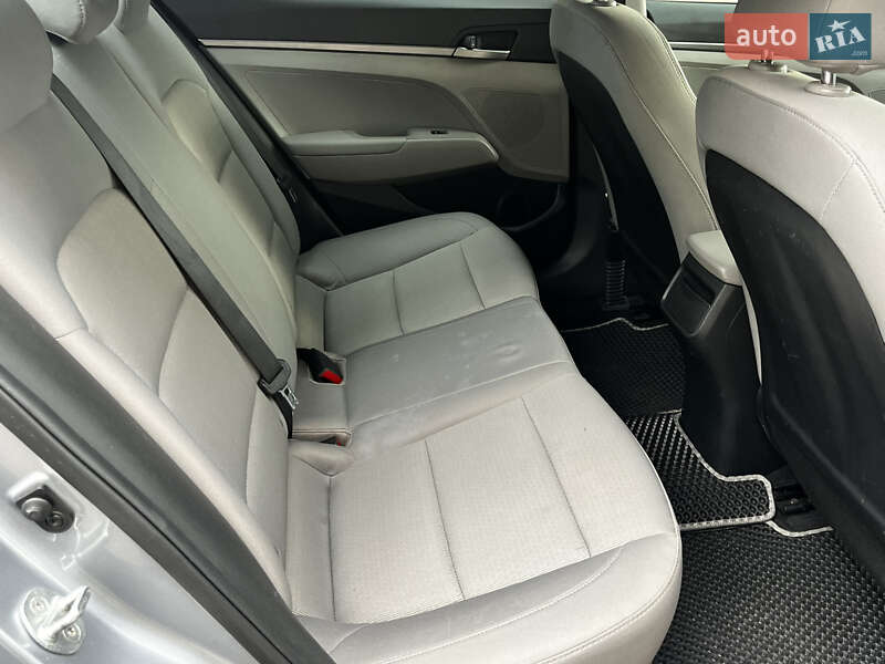 Седан Hyundai Elantra 2016 в Києві