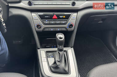 Седан Hyundai Elantra 2017 в 