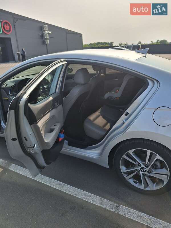 Седан Hyundai Elantra 2016 в Киеве