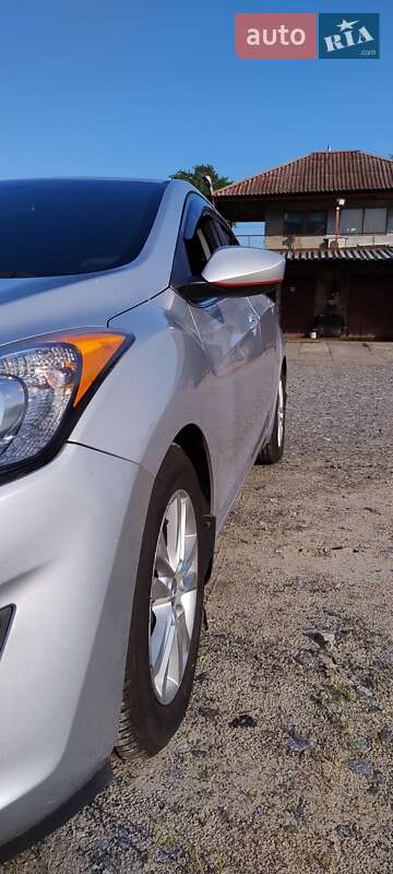 Хэтчбек Hyundai Elantra 2012 в Киеве