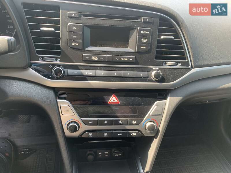 Седан Hyundai Elantra 2018 в Киеве