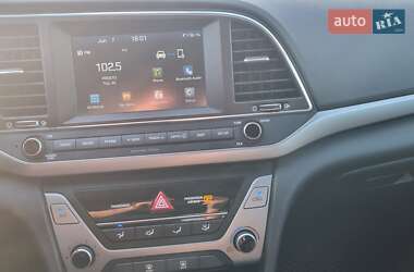 Седан Hyundai Elantra 2018 в 