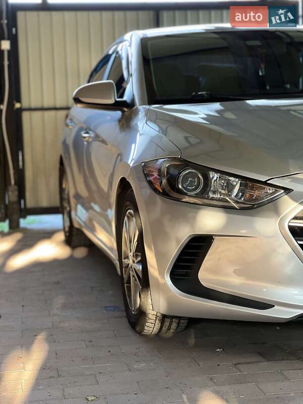 Седан Hyundai Elantra 2016 в Киеве