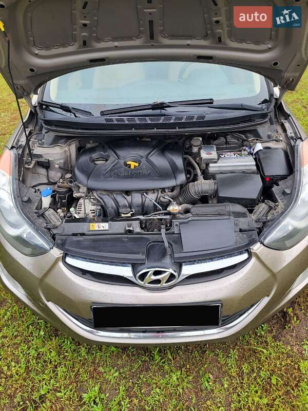 Седан Hyundai Elantra 2013 в Чернигове