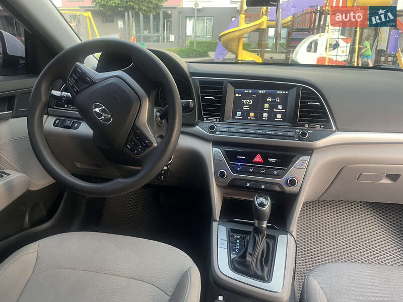 Седан Hyundai Elantra 2017 в Киеве